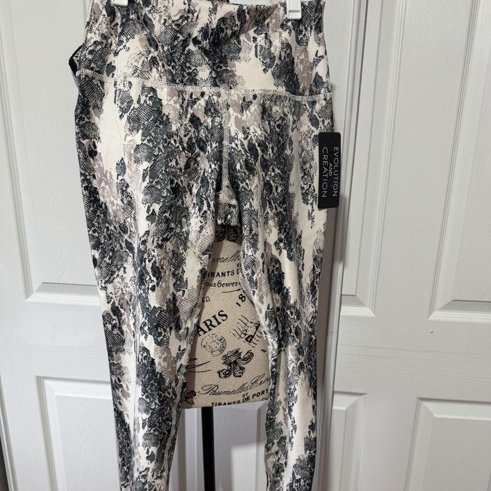 NWT animal print legging medium